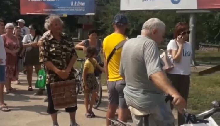 На Азовському морі в Бердянську ціле місто стоїть в кілометрових чергах весь день