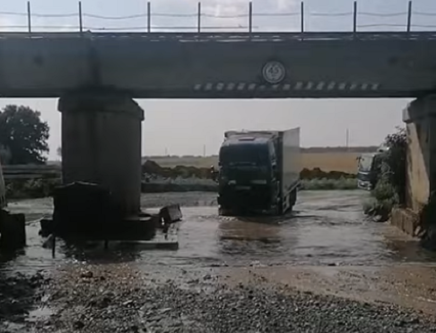 Фуры попали в грязевой плен: под Днепром после ливня размыло дороги (ВИДЕО)