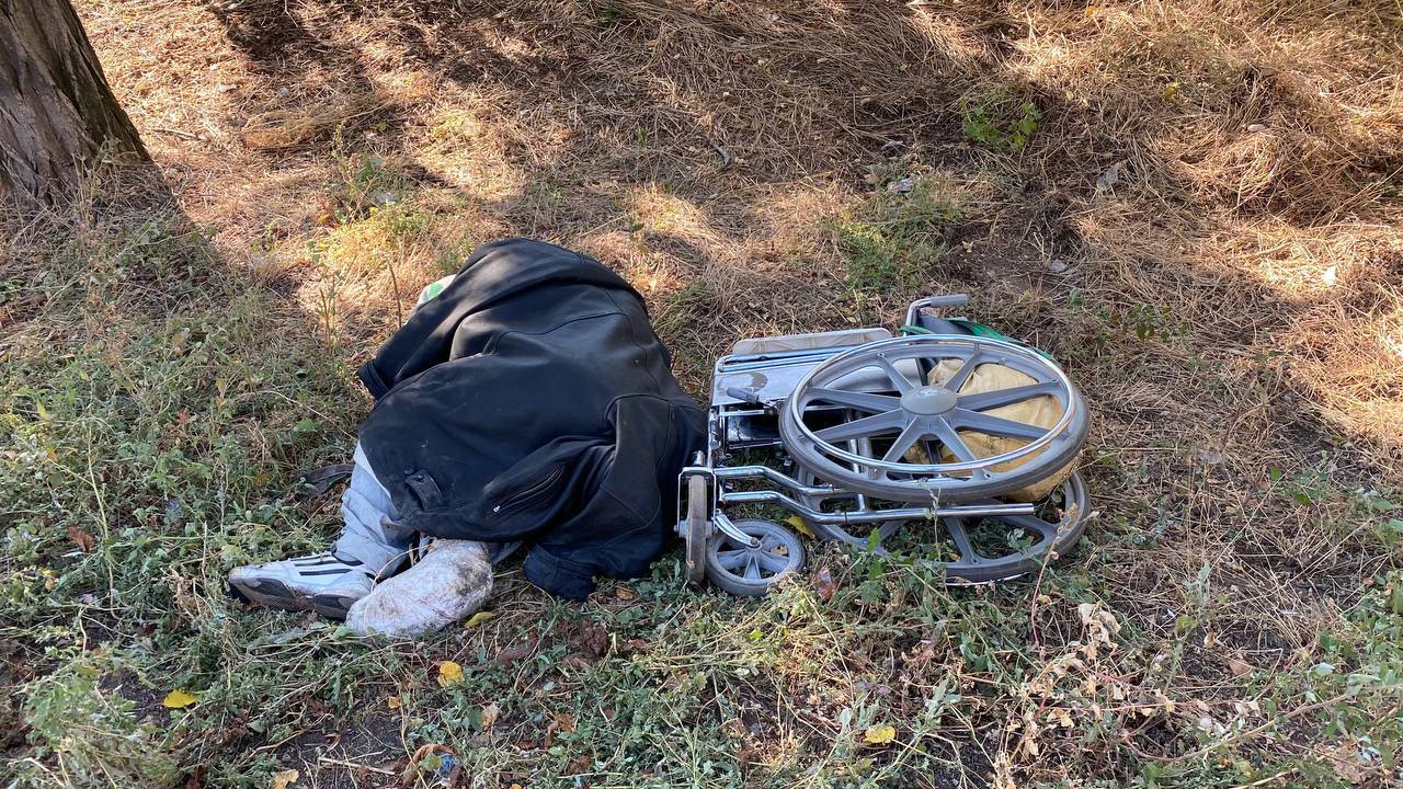 Под Днепром на голой земле лежит мужчина с загипсованной ногой: вскрылись жуткие подробности