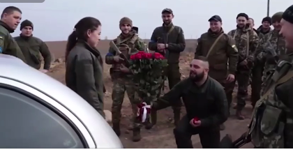 Кохання під час війни: нацгвардієць освідчився прямо на блок-посту (ВИДЕО)