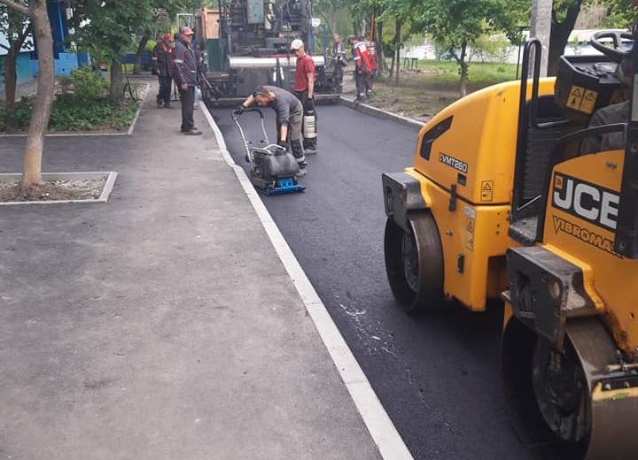 В Днепре на Парусе ремонтируют тротуары: фото