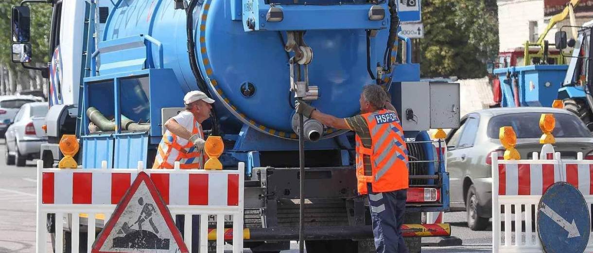 У Дніпрі продовжують планово розчищати дощоприймачі та водозливні колектори