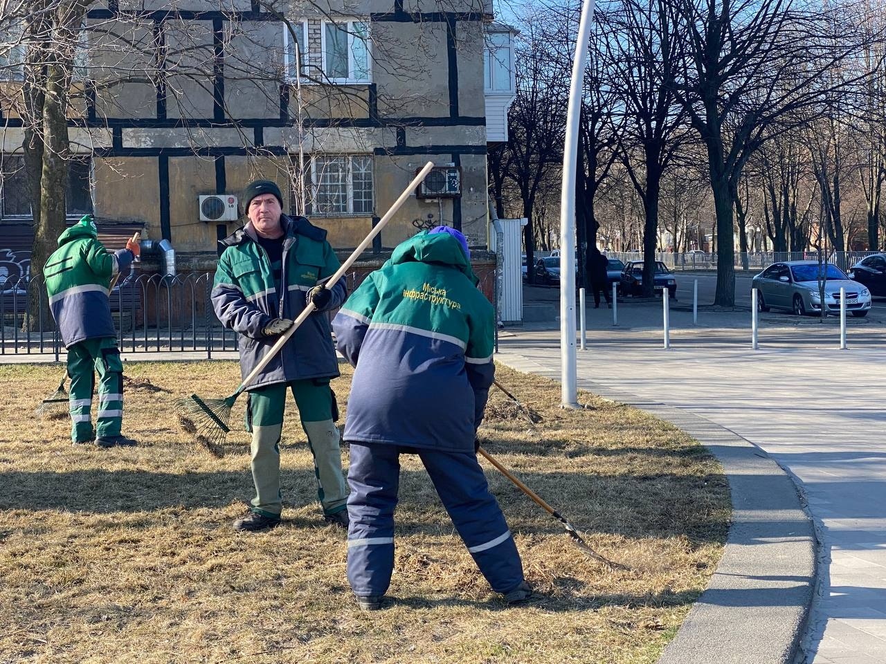 Щодня кипить робота: парки Дніпра готують до весняно-літнього сезону