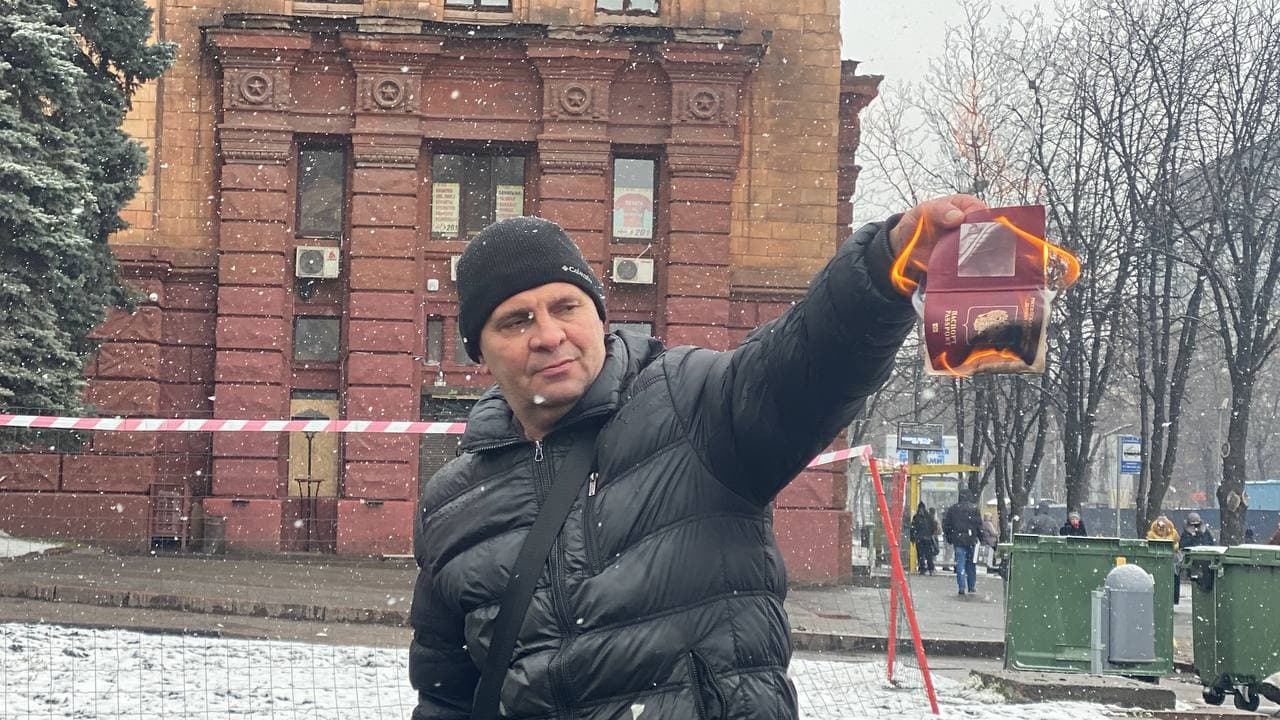 В центре Днепра мужчина прилюдно сжег свой рашинский паспорт (ФОТО)