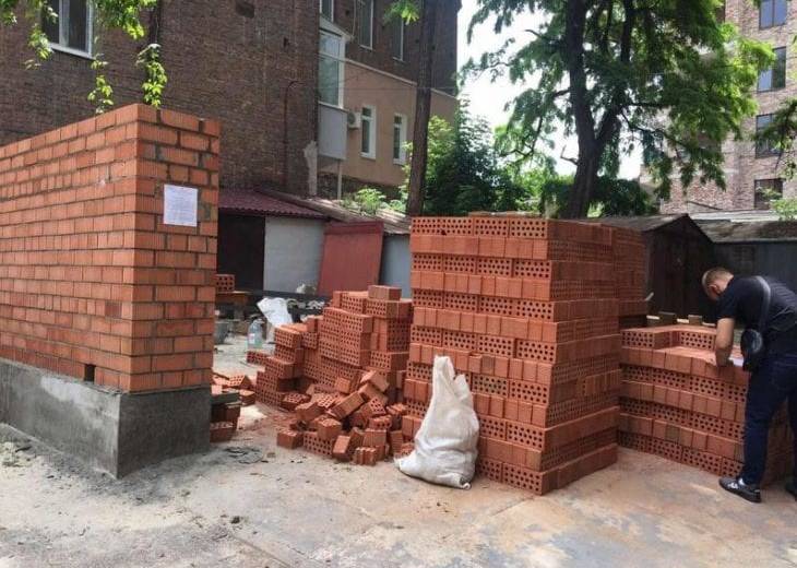В Днепре решили незаконно построить огромный кирпичный гараж