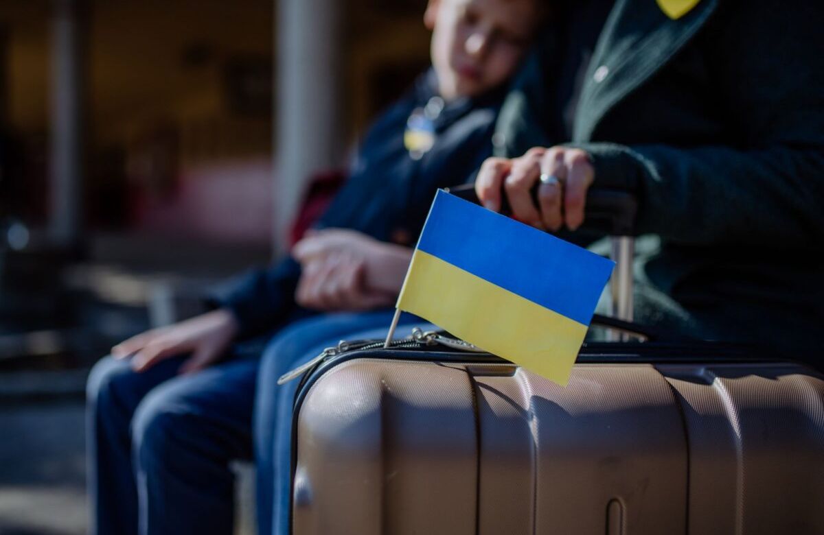 Маршрутка с людьми слетела в кювет и упала на бок: под Днепром скорая попала в ДТП (ФОТО)