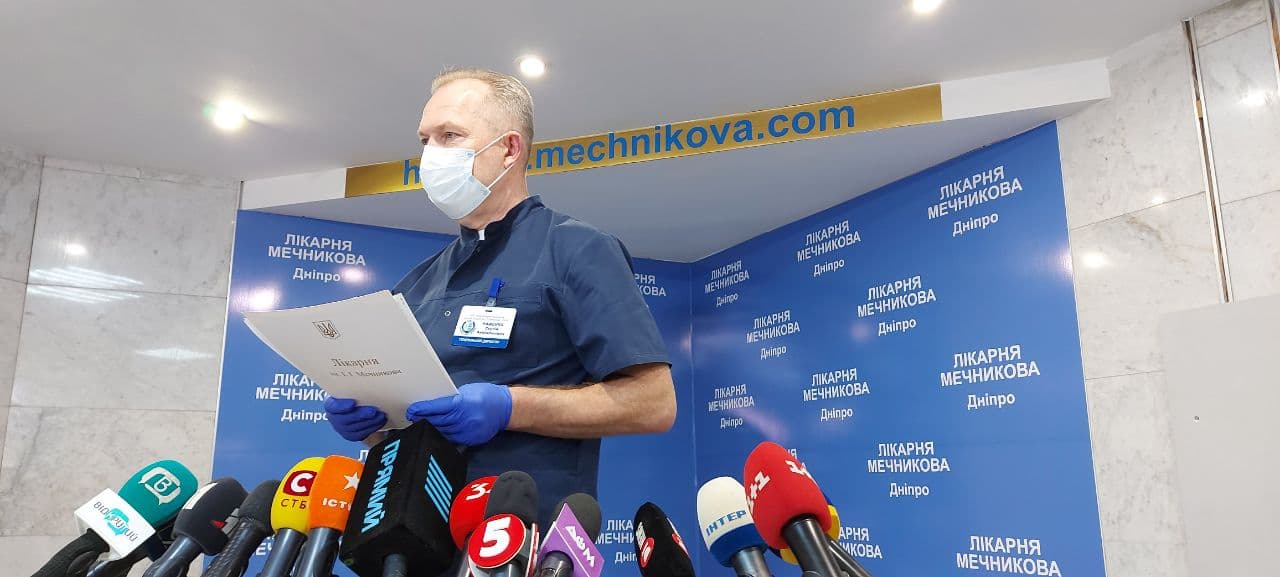 Прострелена голова и парализована половина тела: в Днепре спасают бойца (ФОТО 18+)
