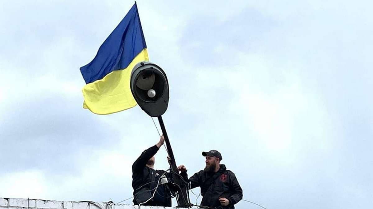 В Днепре флаг со Сталиным сменили на украинский