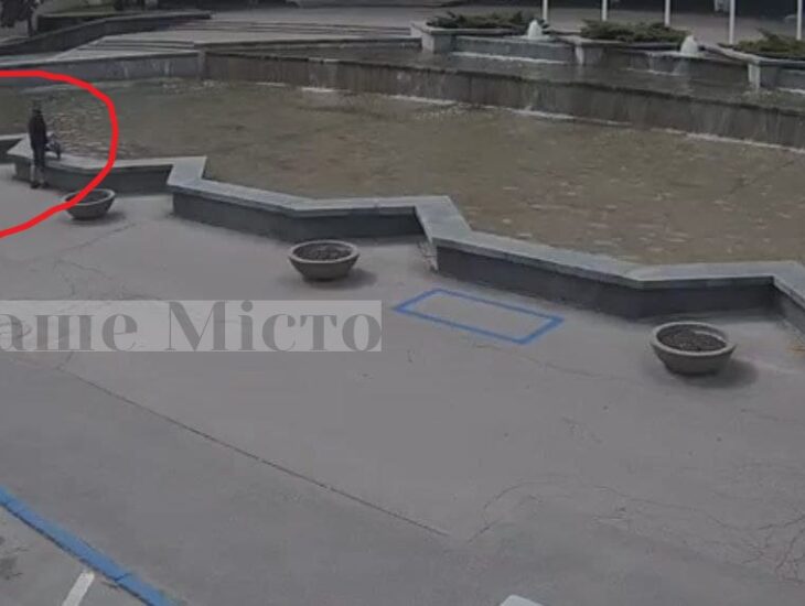 Вандалы сбросили самокат в фонтан возле горсовета Днепра ради развлечения (ВИДЕО)