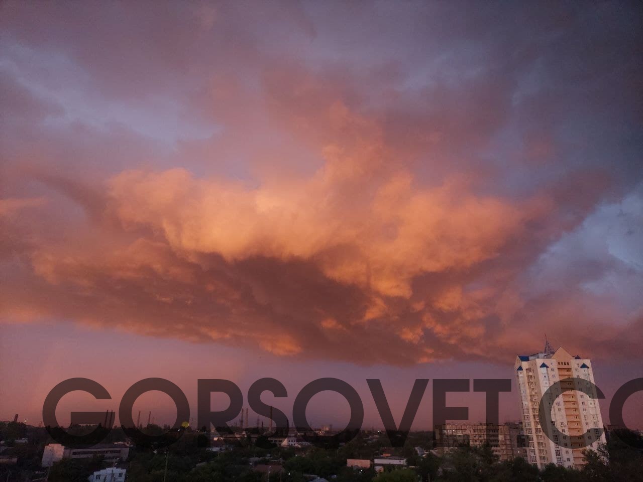 Огненное небо и дождь: Днепр поражает нереальной красотой (ФОТО)