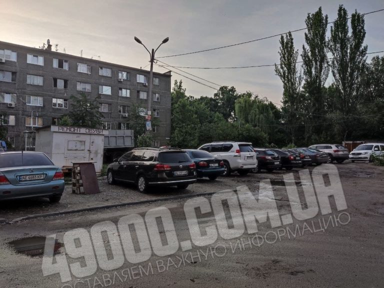 В Днепре “слуги” отобрали у людей двор и устроили в нем незаконную автостоянку (ФОТО)