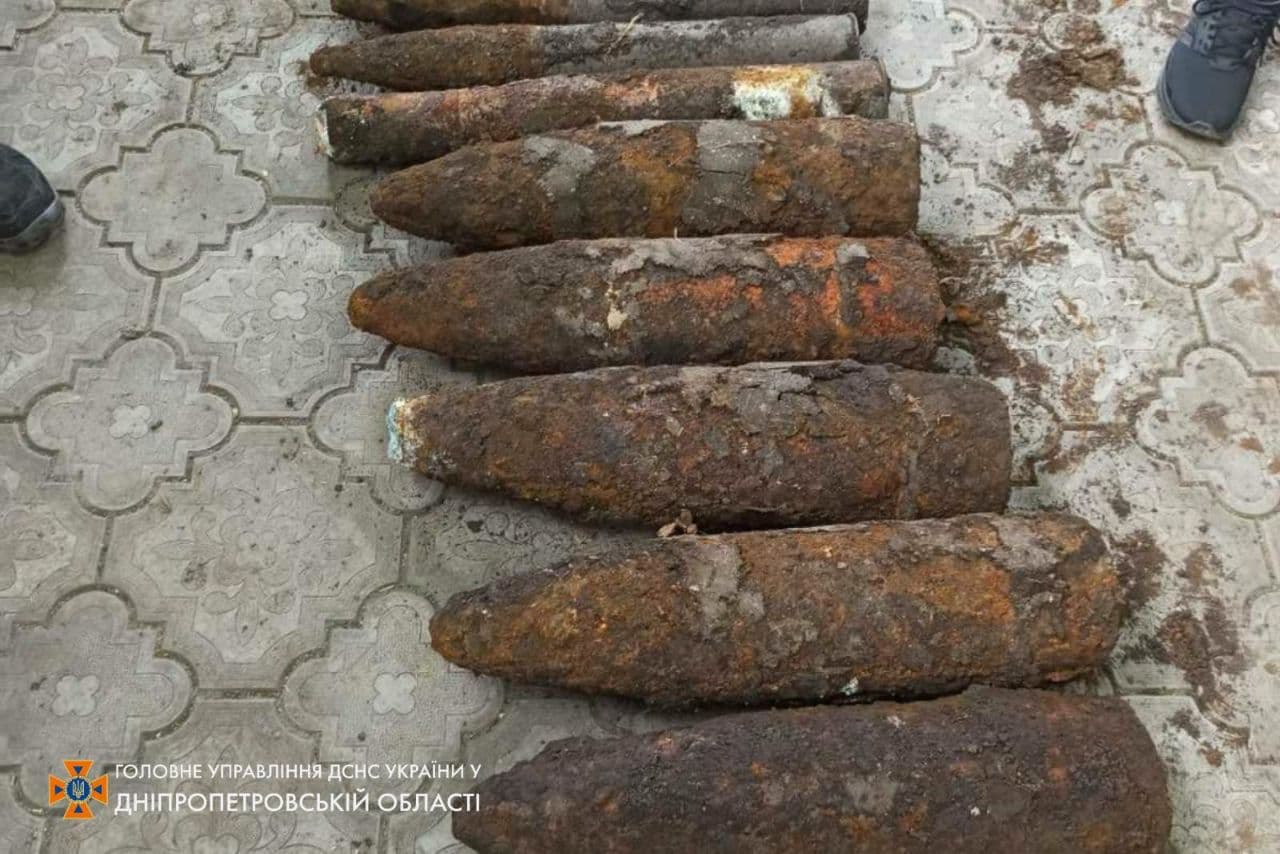 Под Днепром нашли склад боеприпасов: схрон ведет под фундамент дома (ФОТО)