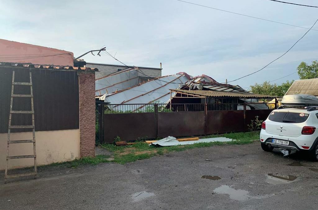 В Днепре в результате шквального ветра снесло крышу дома