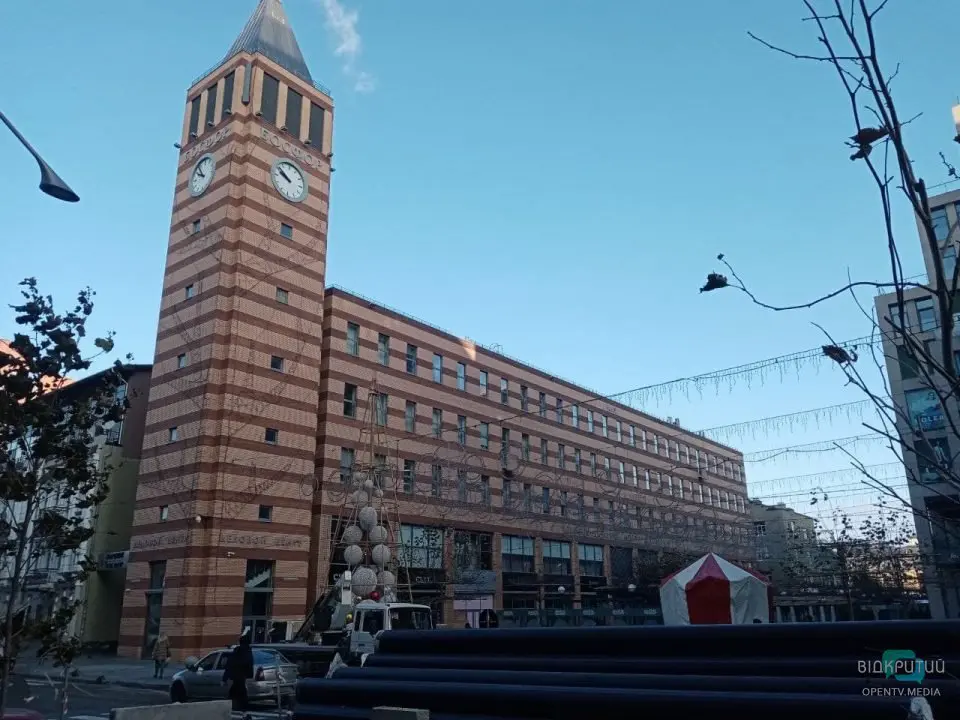 В центре Днепра устанавливают необычную новогоднюю елку (ФОТО)