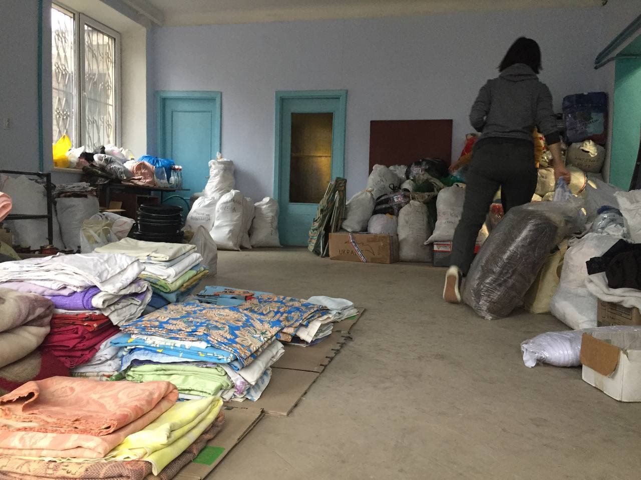 У кожному районі Дніпра збирають допомогу для військових та переселенців: адреси