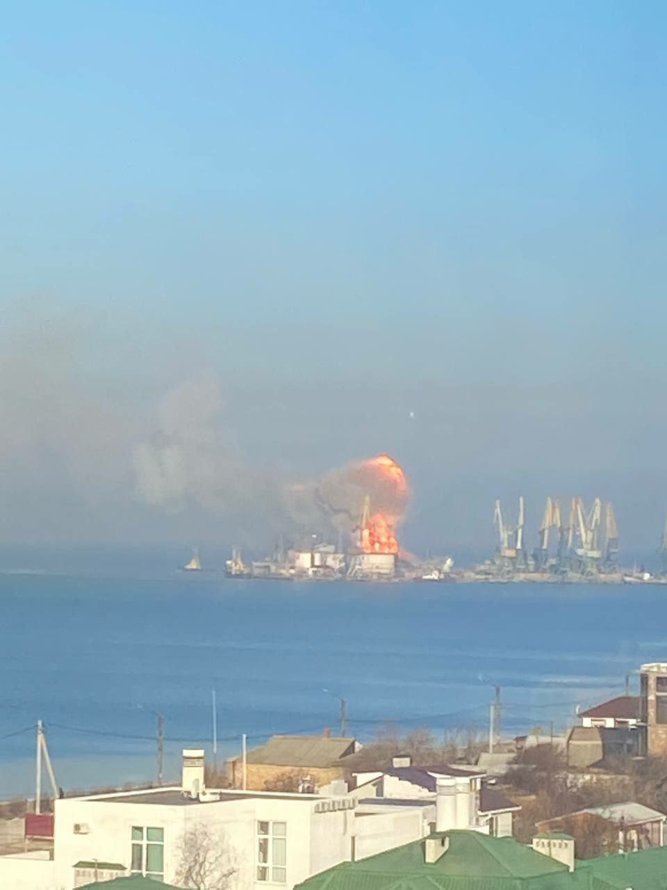 Бердянск: еще несколько кораблей оккупантов в огне