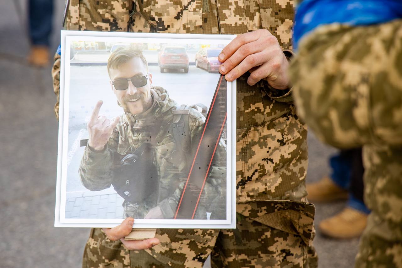Йому б жити і жити: на Дніпропетровщині провели назавжди 28-річного десантника