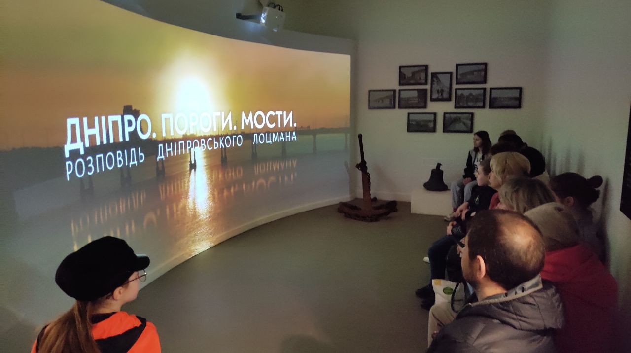 Музей історії Дніпра влаштував безкоштовну екскурсію для переселенців (фото)