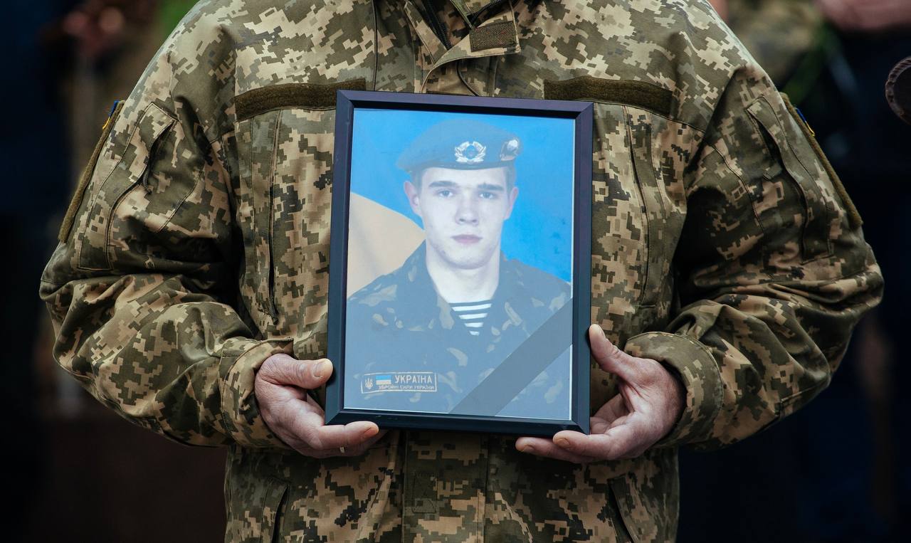 Марганець проводжав Героя на колінах