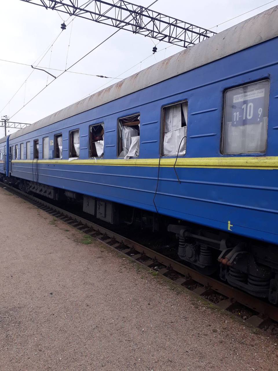 Взрывная волна выбила окна в поезде, который ехал через Днепропетровщину: фото