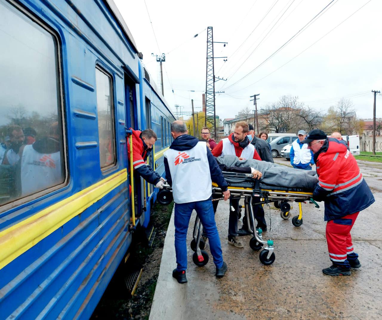 Новий евакуаційний медпотяг привіз першу групу хворих та поранених цивільних до Львова (фото)