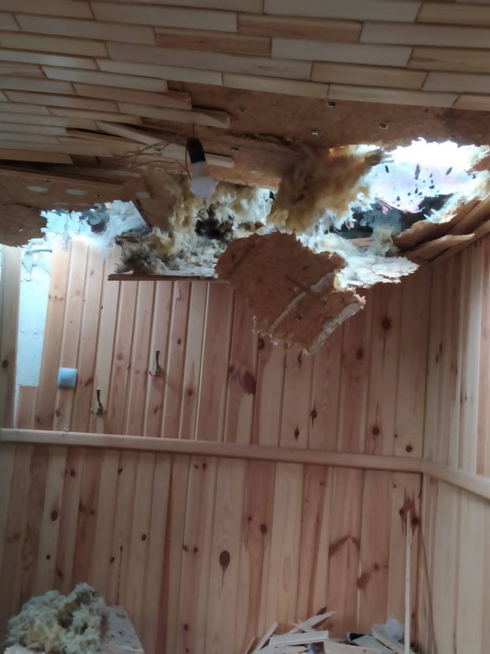 Через ворожі обстріли частково зруйновано близько десяти житлових будинків Криворізького району