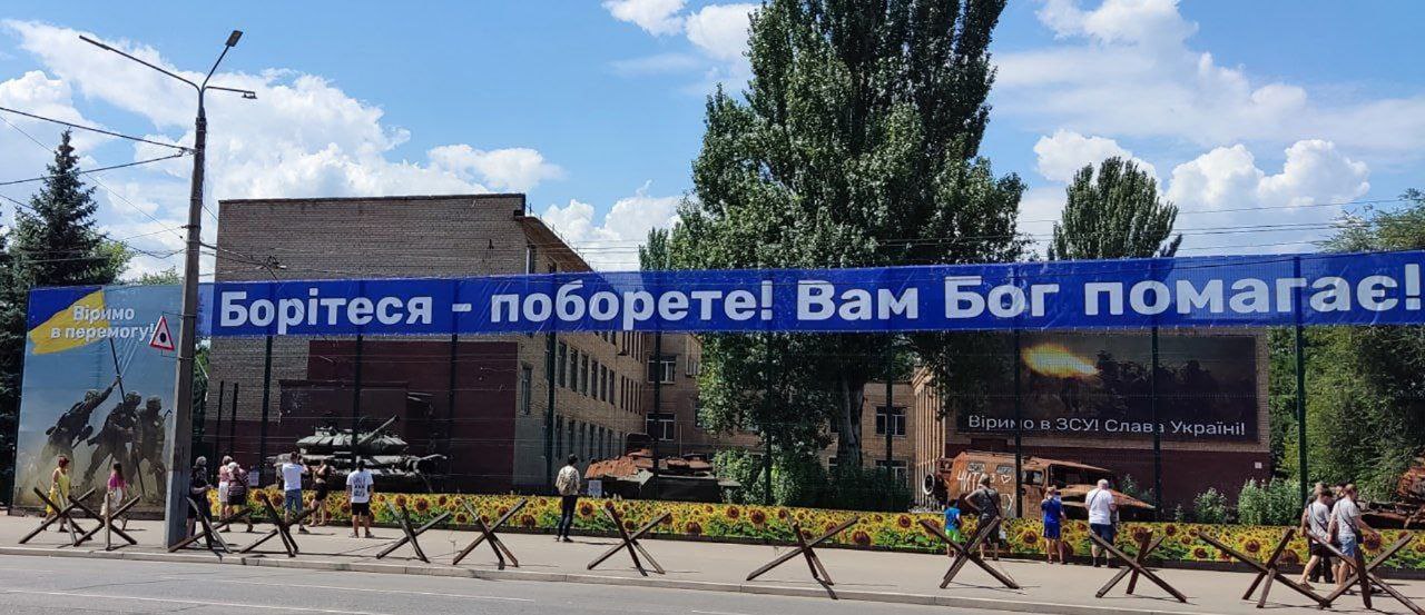 У Кривому Розі вивели на “парад” знищені танки та бронетранспортери окупантів. Фото