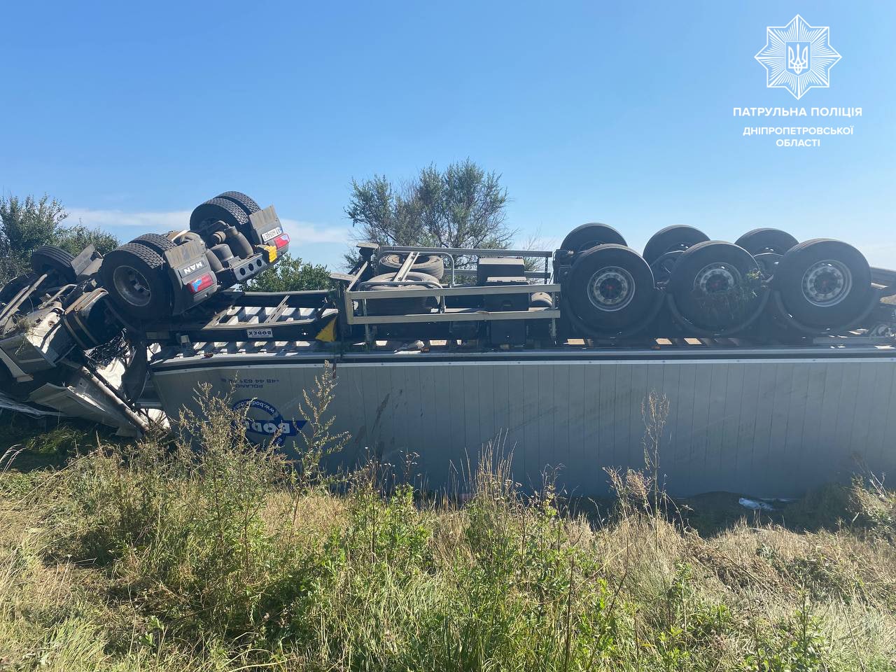 Вантажівка MAN з причепом перекинулася під Дніпром: що поліцейські знайшли в крові водія