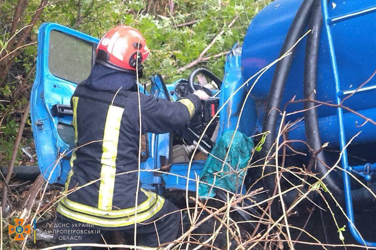 Смертельне ДТП на Дніпропетровщині: водія авто затисло конструкціями