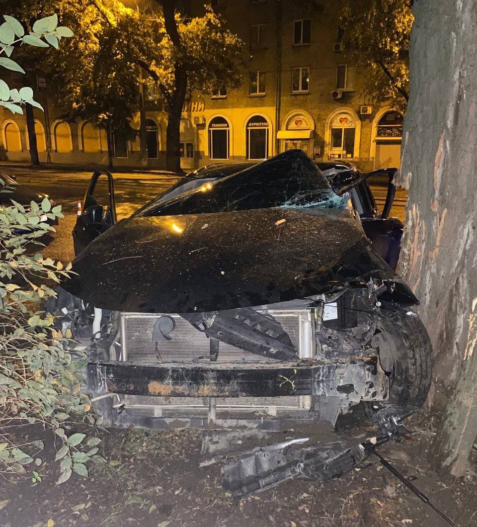 У Дніпрі на Богдана Хмельницького легковик влетів у дерево