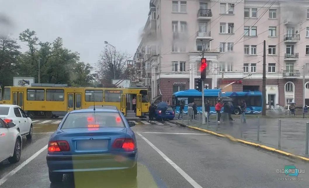 У Дніпрі на  Яворницького зіштовхнулися трамвай і авто