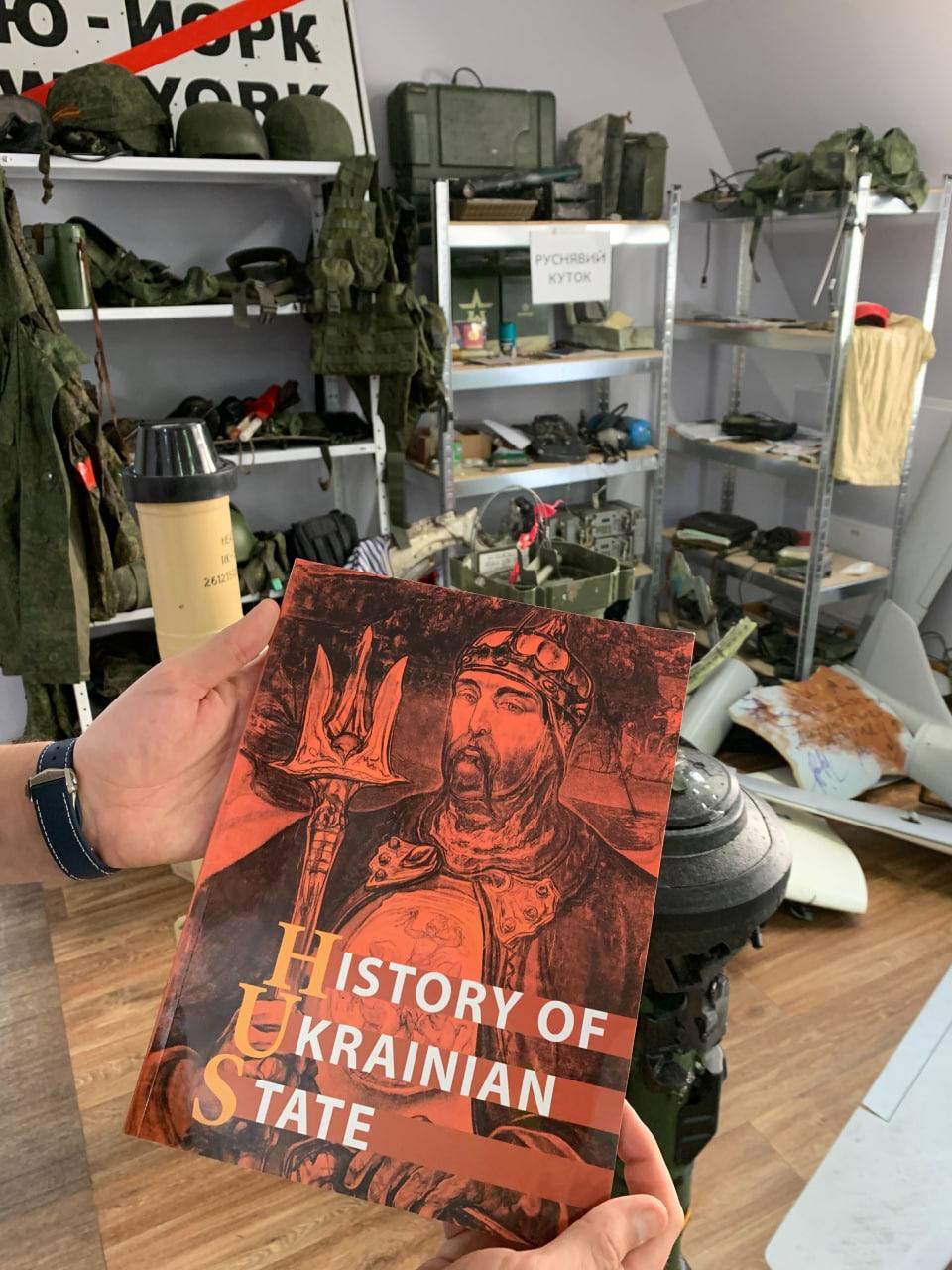 Притула відправив Ілону Маску книгу з історії України
