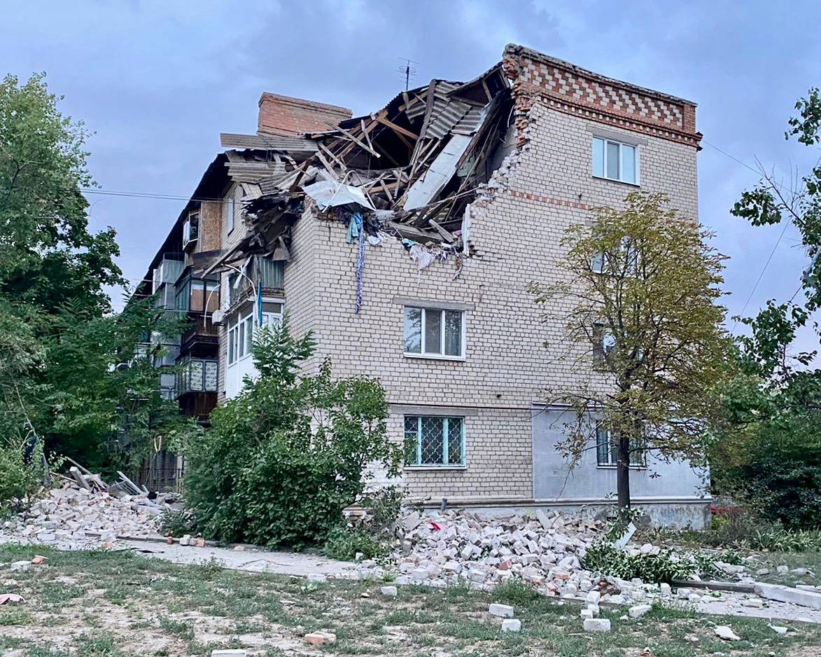 Нікополь відновлюють після ворожих обстрілів. Фото