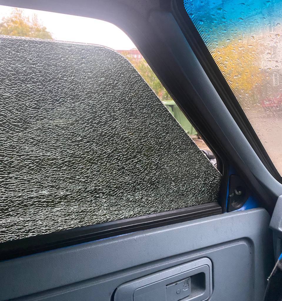 Невідомі розбивають скло в авто на Червоному Камені у Дніпрі