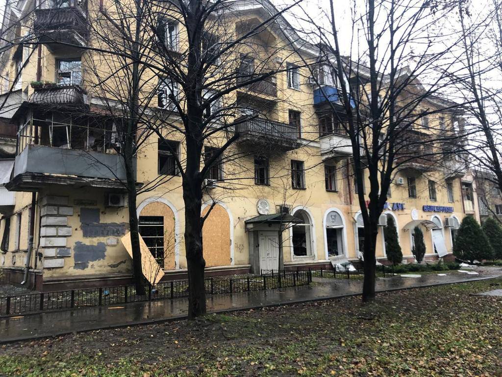 Наслідки ранкових обстрілів у Дніпрі. Фото, відео