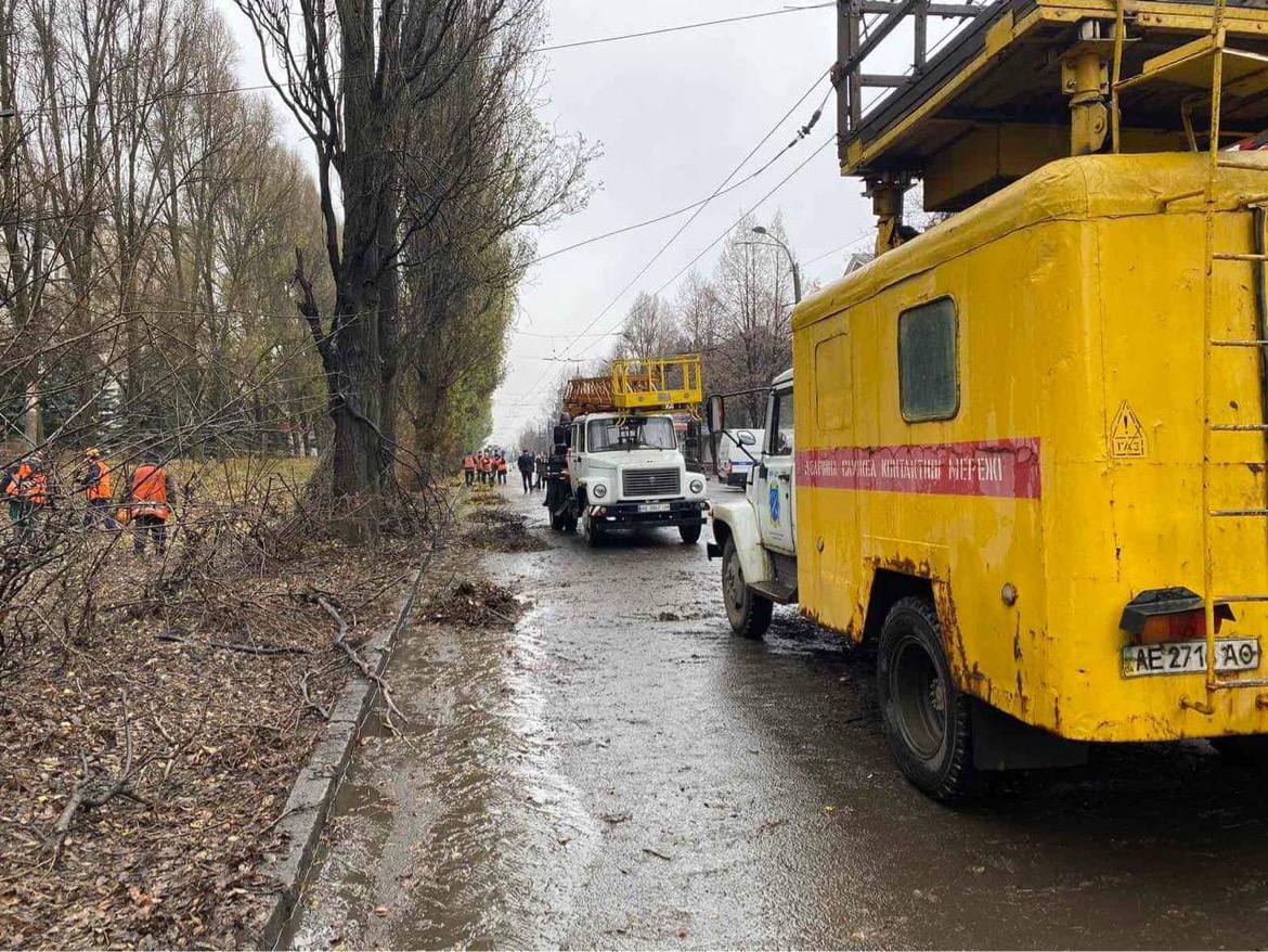 Ракетний удар по Дніпру: зруйновано контактну мережу тролейбусів, трамвайні колії завалено деревами