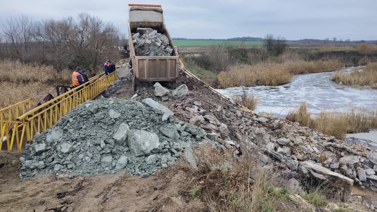 Криворізькі дорожники відновили міст через річку Інгулець