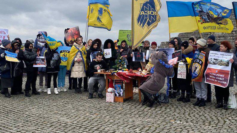 У Дніпрі рідні полонених бійців “Азову” провели мирну акцію