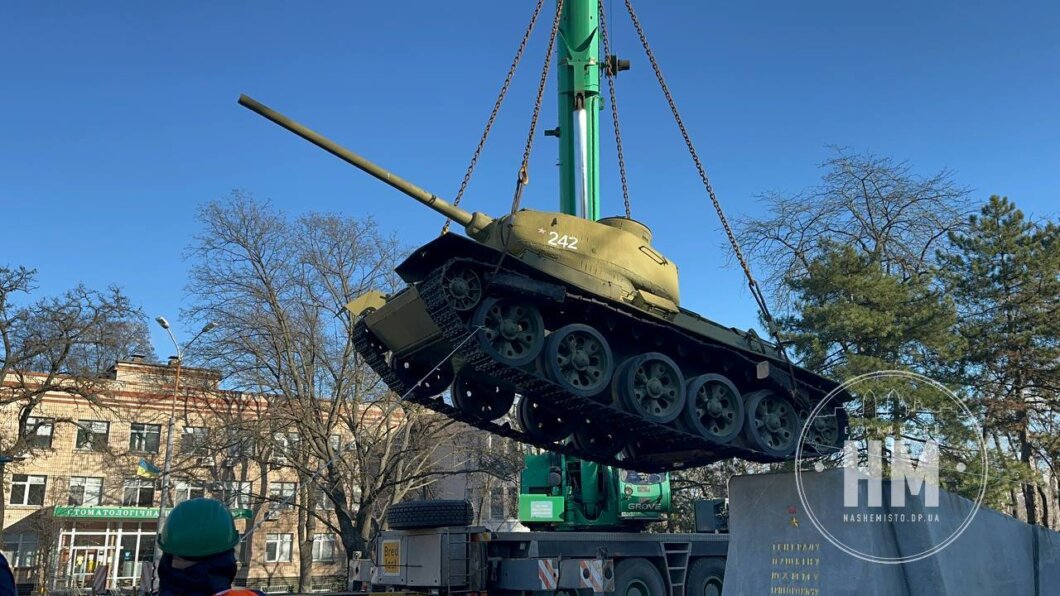 Пам’ятник-танк, розташований на проспекті Яворницького у Дніпрі, демонтували