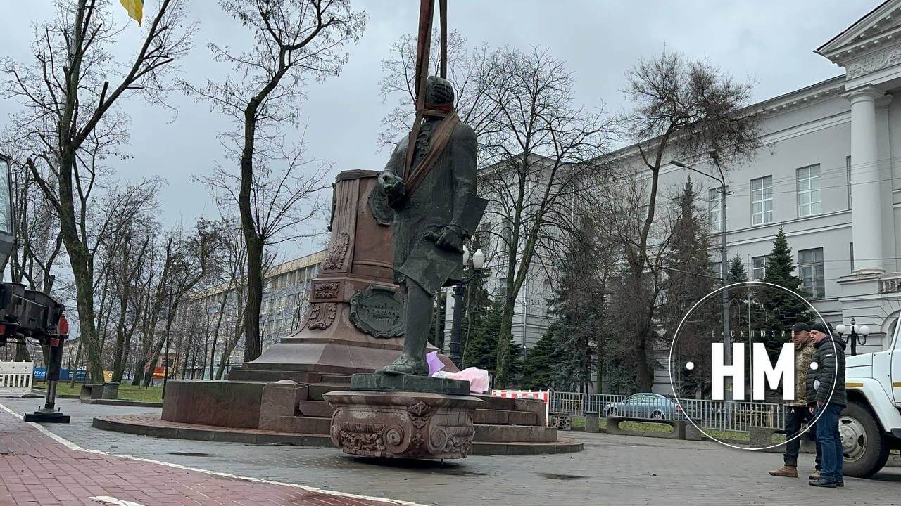 У Дніпрі демонтували пам’ятник росіянину Михайлу Ломоносову