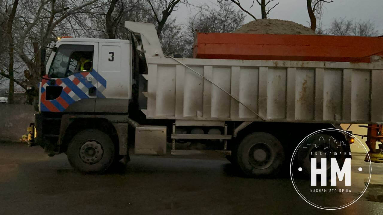 У Дніпро прийшла негода: власників авто просять не заважати прибиральній техніці