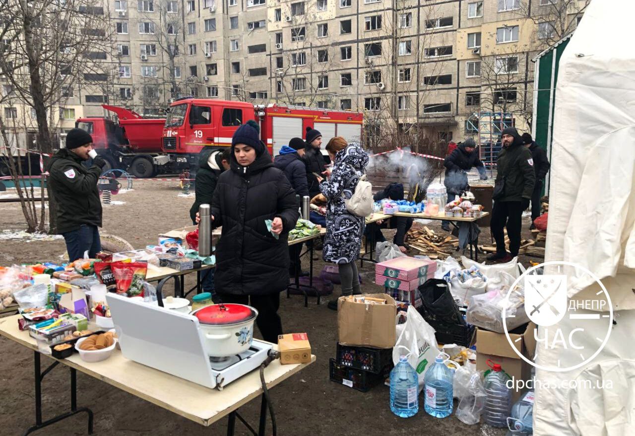“Роботи не припиняються”: як на місці ракетного удару у Дніпрі працюють Пункти незламності