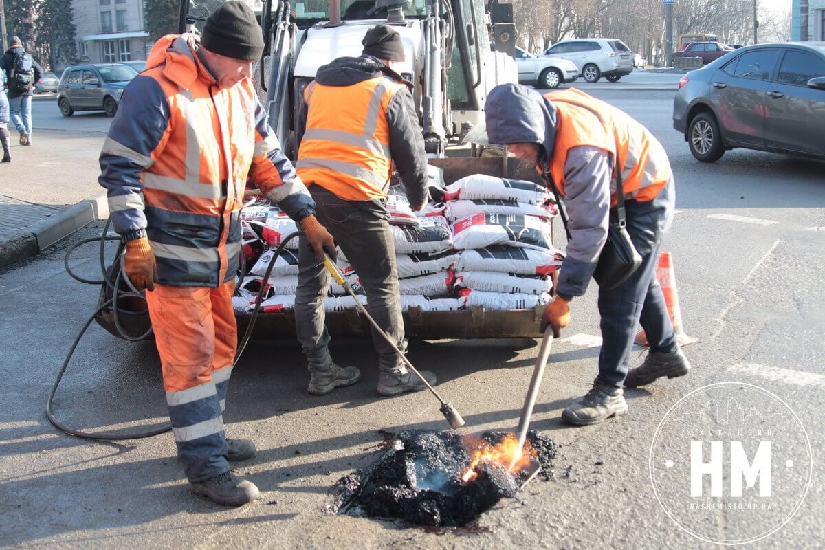 В центрі Дніпра ями ліквідують за допомогою холодного асфальту (Фото)