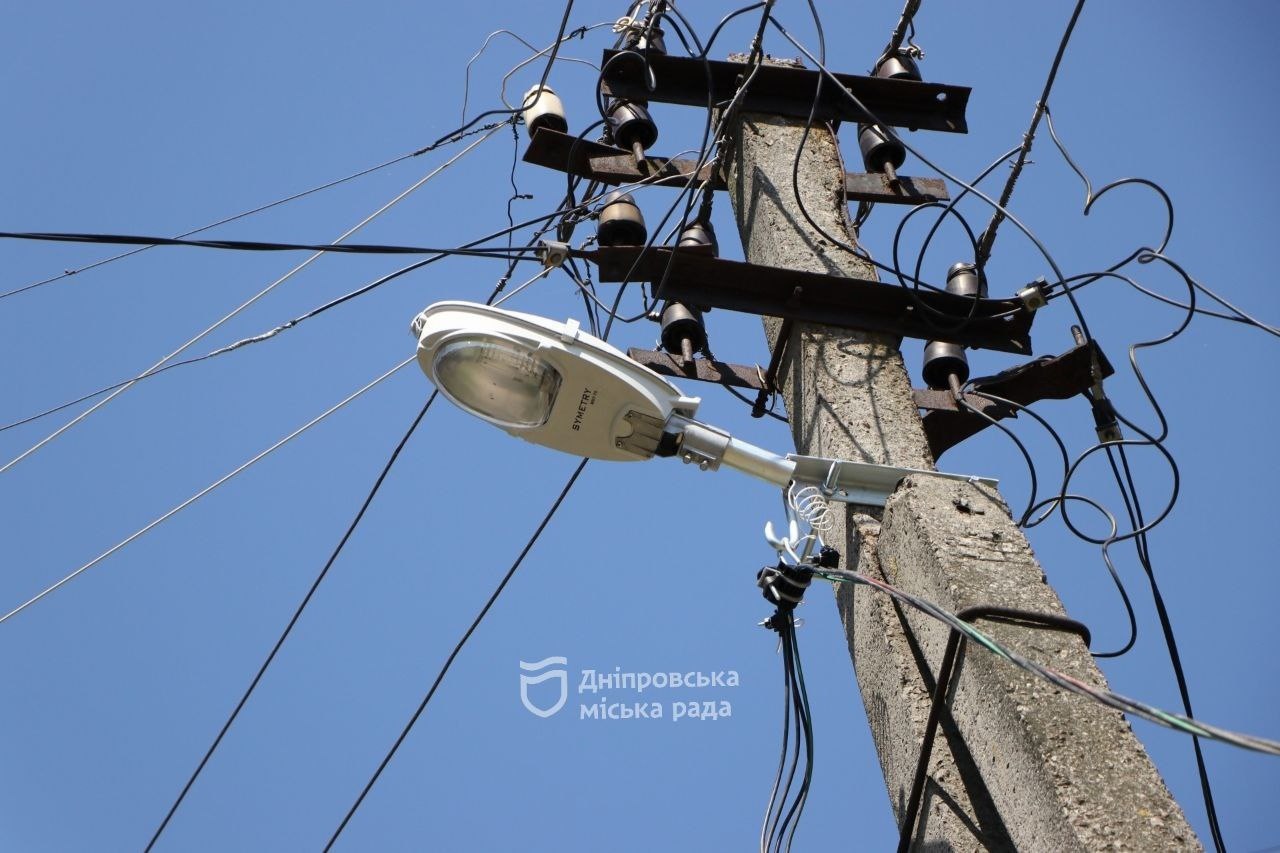 Нові світильники та кронштейни: у Дніпрі на вулиці Зорі оновили зовнішнє освітлення