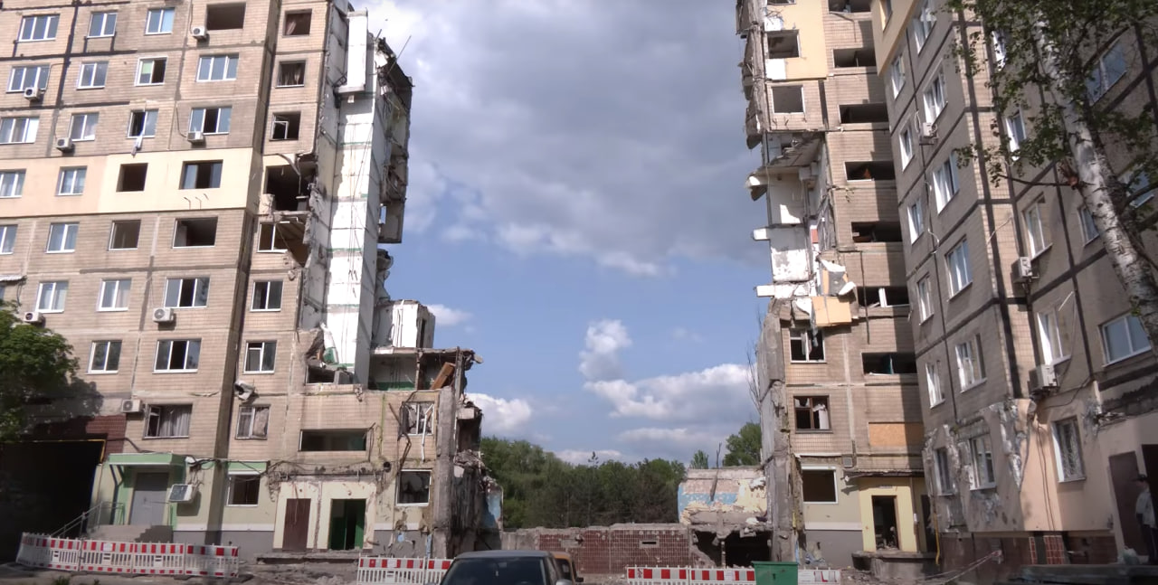 Міська влада Дніпра провела зустріч з мешканцями постраждалого будинку на Перемозі