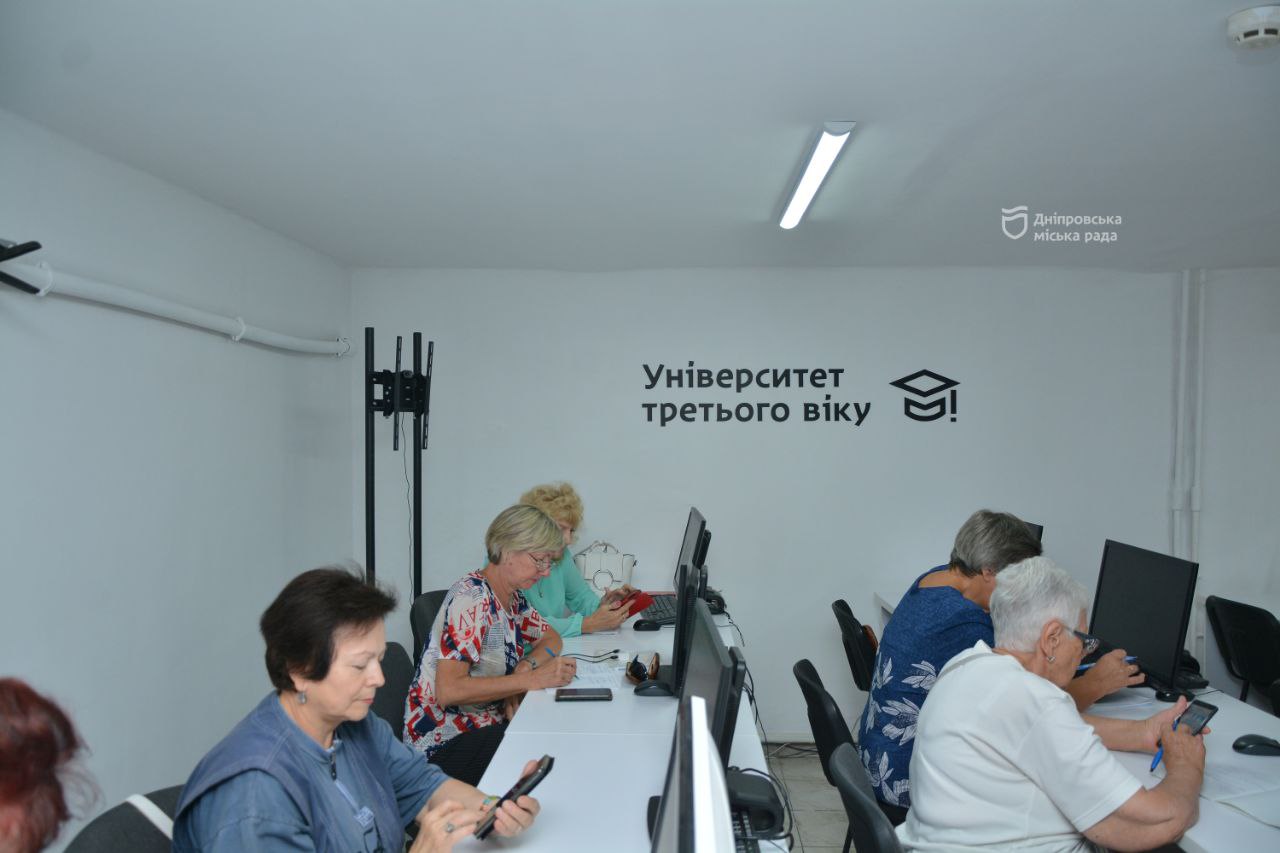 Безкоштовні заняття з вивчення смартфона для відвідувачів «Університету третього віку»: як записатися та чого навчать