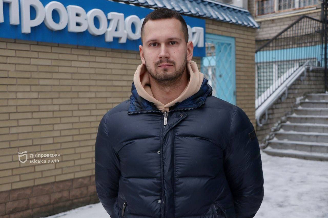 Аварійні бригади «Дніпроводоканалу» докладають усіх зусиль, аби усунути порив на магістральному водогоні та якнайшвидше відновити постачання