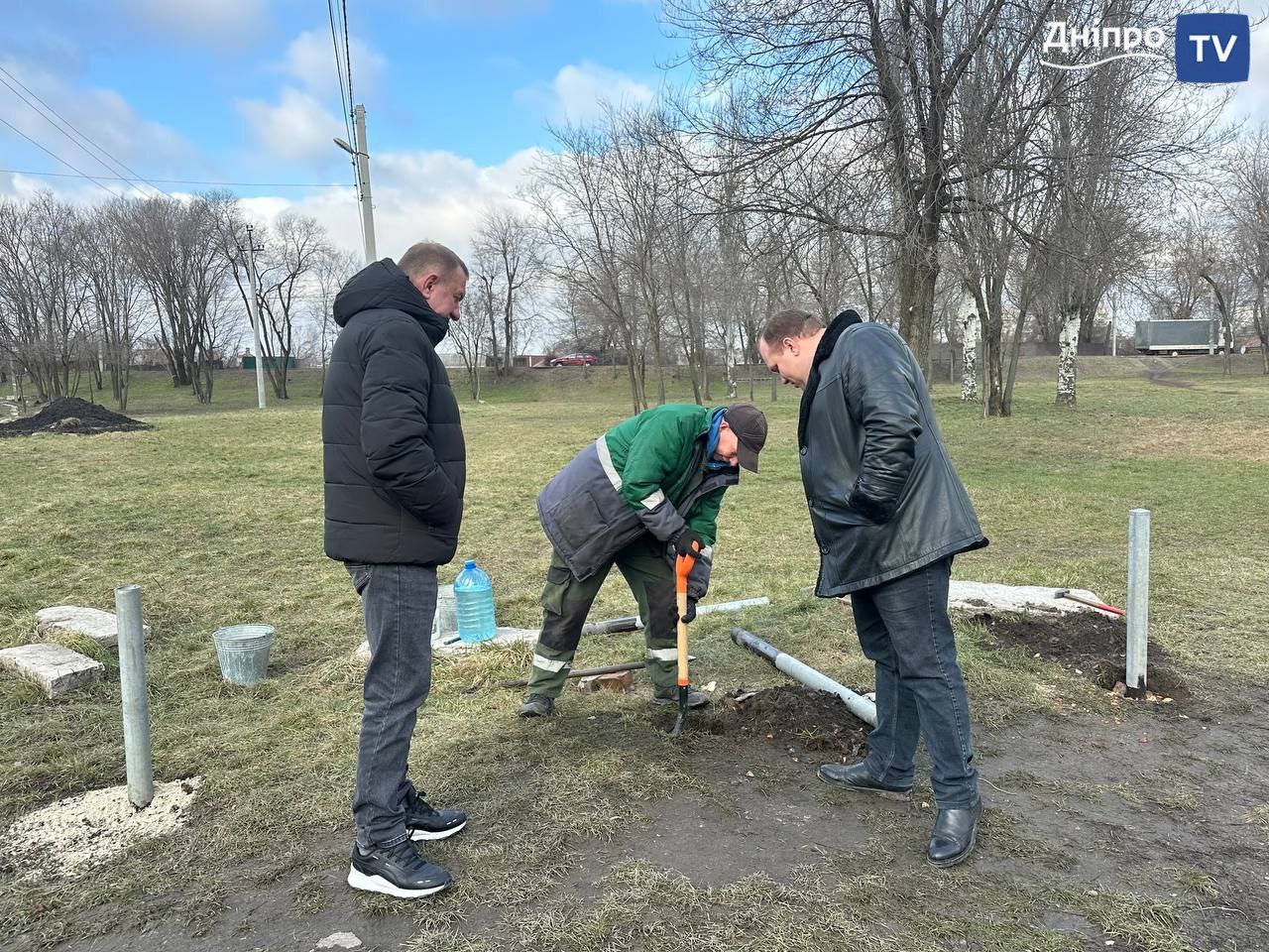 У Дніпрі у сквері Амурський парк облаштовують антипаркувальні стовпчики