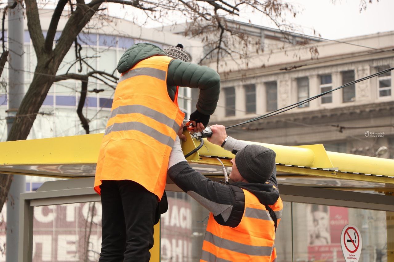 У Дніпрі на зупинкових комплексах замінюють освітлення. Аби вандали не дістали
