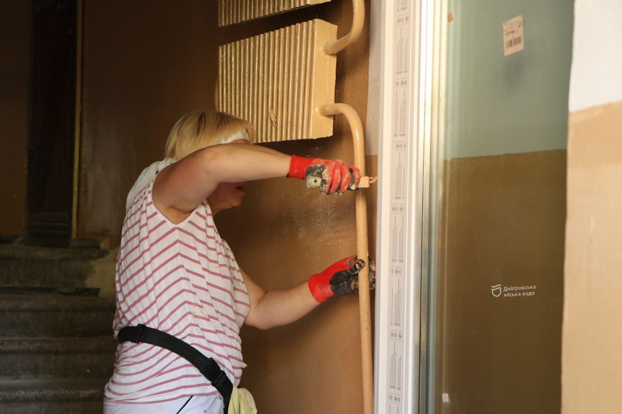 «Раніше страшно було зайти, а нині – така краса», — мешканці про ремонт аварійних підʼїздів у Дніпрі